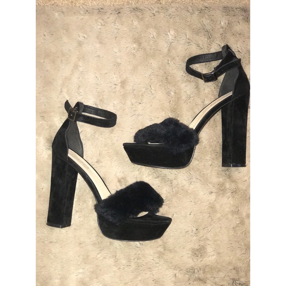 Black pump fur heels